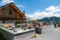 Das Bergrestaurant Almzeit auf der Turracher Höhe. Nebenan befindet sich ein Wasserspielplatz.  • © alpintreff.de - Christian Schön