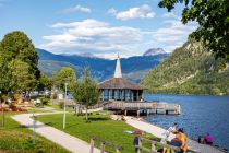 Am Musikpavillon befindet sich eine Anlegestelle der Schifffahrt auf dem Grundlsee. • © alpintreff.de - Christian Schön