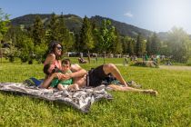 Viel Platz, viel Sonne und viel Wasser: der Naturbadeplatz am Grüntensee beim Campingplatz. • © Camping Grüntensee