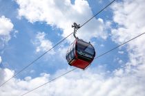 Eine rote Gondel der neuen Zwölferhorn-Seilbahn in St. Gilgen. • © alpintreff.de - Christian Schön