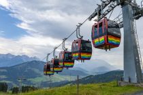 Stets fahren fünf Kabinen der Streubödenbahn hintereinander - seit 2020 in Regenbogenfarben. • © alpintreff.de - Silke Schön