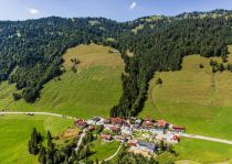 Wohlig eingebettet in Berg und Grün - das ist Balderschwang.  • © Tourismus Hörnerdörfer GmbH, Gästeinformation Balderschwang