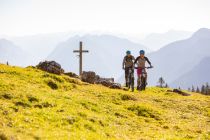 Wir wissen jetzt nicht genau, ob das Gipfelkreuz am Burtscha Trail steht. :-) Aber es zeigt die Schönheit des Bikeparks Brandnertal.  • © Bikepark Brandnertal, Mike Marte