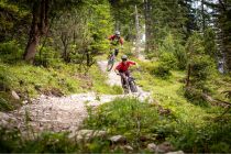 Über Stock und Stein im Bikepark Brandnertal. • © Bikepark Brandnertal, Michael Marte