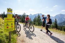 Manchmal begegnen sich Wanderer und Biker. 🙂  • © Bikepark Brandnertal, Michael Marte