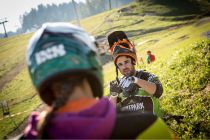 Es gibt viel zu erzählen nach den Biketrails im Bikepark Brandnertal. • © Bikepark Brandnertal, Michael Marte