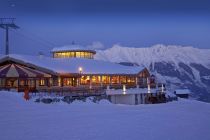 Das Familienrestaurant Sonnenburg in Fiss am Abend.  • © Fisser Bergbahnen, www.foto-mueller.at