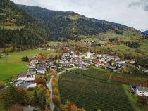 Gaimberg liegt auf einem Sonnenplateau oberhalb der Bezirksstadt Lienz. • © Tirol Werbung, brunnerfabiofotography24