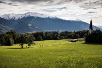 Gnadenwald vor prächtiger Kulisse. • © Tirol Werbung, Oliver Soulas