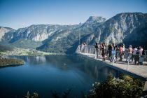 Der Hallstatt Skywalk mit umwerfendem Blick auf den Hallstätter See.  • © Dachstein Salzkammergut, Edwin Husic