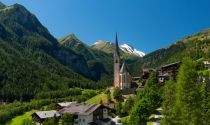 Heiligenblut am Großglockner mit seiner prägenden Pfarrkirche St. Vinzenz.  • © HT-NPR, K. Dapra