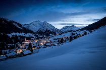 Hirschegg im Kleinwalsertal bei Nacht. • © Kleinwalsertal Tourismus, Dominik Berchtold