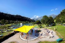 Der Badesee in Hopfgarten im Brixental gehört zur Freizeitanlage Salvena Land.  • © Kitzbüheler Alpen, Thomas Trinkl