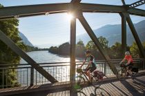 Auf dem Innradweg in Jenbach fahren...  • © Tirol Werbung, Bauer Frank