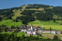 Jochberg bei Kitzbühel mit seinem Zentrum, der Pfarrkirche. • © Kitzbühel Tourismus | Michael Werlberger