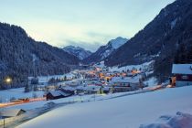 Das verschneite Klösterle ist hübsch anzuschauen.  • © Klostertal Tourismus, Alex Kaiser