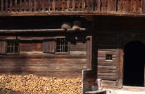 Ein original historisches Bauernhaus im Museum Tiroler Bauernhöfe in Kramsach. • © Tirol Werbung / Aichner Bernhard