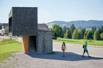 In Krumbach findest Du Gemütlichkeit UND moderne Architektur. Das ist eins der ungewöhnlichen Bushäuschen. • © Bregenzerwald Tourismus, Alex Kaiser