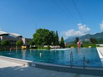 Einladendes Nass gepaar mit einer tollen Aussicht: das Freibad in Kundl im Alpbachtal.  • © Alpbachtal Tourismus