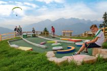 Die Minigolf-Bahnen im Familienpark sind etwas anders als "normal". Und die Aussicht ist spitze! • © Lienzer Bergbahnen, Profer & Partner
