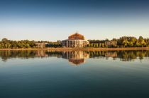 Das imposante Gebäude von Ludwigs Festspielhaus direkt am Forggensee in Füssen. • © Ludwigs Festspielhaus Füssen