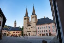 Der Schlossplatz mit der Stiftskirche. • © alpintreff.de - Christian Schön