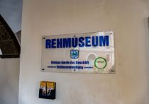 Schild mit Infos zum Rehmuseum.  • © alpintreff.de - Christian Schön