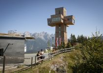 Das imposante Jakobskreuz auf der Buchensteinwand. © Tirol Werbung, Schwarz Jens Das imposante Jakobskreuz auf der Buchensteinwand. © Tirol Werbung, Schwarz Jens