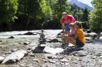 Familienzeit am Burmiwasserweg in Riezlern. • © Kleinwalsertal Tourismus, Oliver Farys