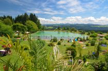 Ja, das ist ein Freibad in den Alpen - mit Südseeflair. • © Scheidegg-Tourismus