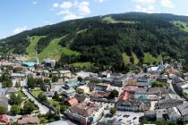 Blick vom Stadtzentrum in Richtung Planaibahnen. • © Leader | Schladming-Dachstein