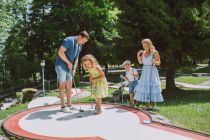 Minigolf spielen im Honigdorf Seeg.  • © Tourist-Information Honigdorf Seeg