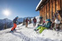 Skifahren im Ski Juwel Alpbachtal Wildschönau und danach die verdiente Pause auf einer der zahlreichen Almen...  • © Wildschönau Tourismus