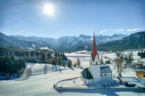 Die Pfarrkirche in Steinberg am Rofan. • © Achensee Tourismus