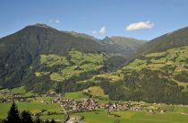 Blick auf den Ort Stumm im Zillertal. • © Wörgötter & friends