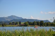 Entspannt auf dem Sulzberger See schippern... ein Sommertraum.  • © Allgäuer Seenland