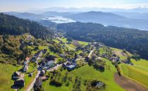 Techelsberg mit dem Wörthersee im Hintergrund. • © Gert Steinthaler / Wörthersee Tourismus