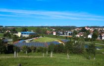 Ein Blick vom „Hungersberg“ auf Wildpoldsried.  Pv-anlagen und Windräder gehören zum Ortsbild.  • © Gemeinde Wildpoldsried