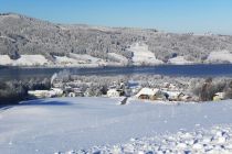 Blick auf das winterliche Zell am Moos am Mondsee. • © TVB MondSeeLand