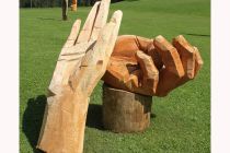 Außergewöhnliche Skulpturen wie diese erwarten Dich im Holzskulpturenpark in Albeck (Kärnten). • © schloss-albeck.at