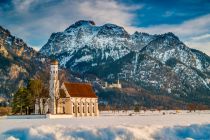 Die Kirche St. Coloman mit Schloss Neuschwanstein im Hintergrund. Das Allgäu hat viel zu bieten. • © pixabay.com (4107451)