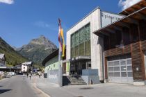 Der Eingang zum Alpinarium in Galtür - direkt an der Hauptstraße. • © alpintreff.de / christian schön