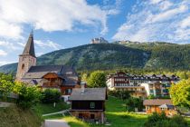 Links die Pfarrkirche St. Ägid zu Altaussee. • © alpintreff.de - Christian Schön