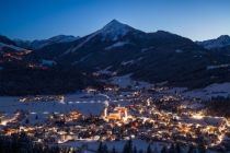 Altenmarkt abends im Winter (Zauchensee liegt außerhalb und ist nicht drauf). • © Altenmarkt-Zauchensee Tourismus, Matthias Fritzenwallner