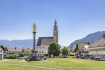 „Mein schönstes Dorf“ – so ehrte König Ludwig I. die Gemeinde Anger im Rupertiwinkel / Berchtesgadener Land. Noch heute besticht sie mit Pfarrkirche und vergoldeter Mariensäule. • © Berchtesgadener Land Tourismus