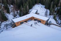 Die Talstation der Angeralmbahn (links) befindet sich im gleichen Gebäude wie die Aussichtsbergbahn.  © Leitner Ropeways