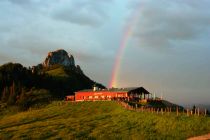 Die Sonnenalm mit Regenbogen.  • © Kampenwandbahn