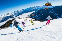 8er Sesselbahn Asitzgipfelbahn mit Blick auf das Zentrum des Skigebiets am Asitz  • © Skicircus Saalbach Hinterglemm Leogang Fieberbrunn Fotograf: Foto Bause