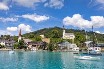 Die zwei Kirchen prägen das Ortsbild von Attersee am Attersee. • © alpintreff.de / christian schön