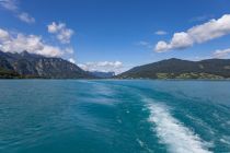 Wer traumhafte Farbenspiele mit Karibiktönen haben möchte, der ist am Attersee bestens aufgehoben. • © alpintreff.de / christian schön